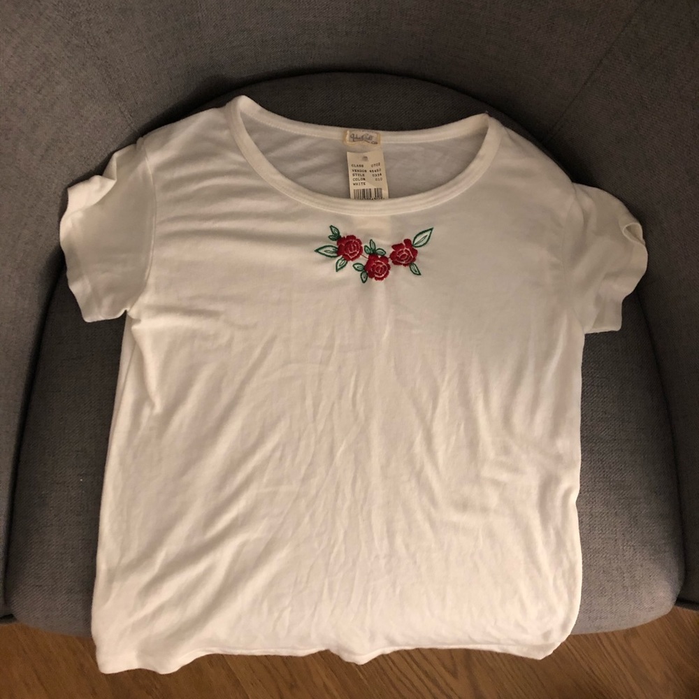 NWT Cropped White Tee with Roses (Brandy Melville)
